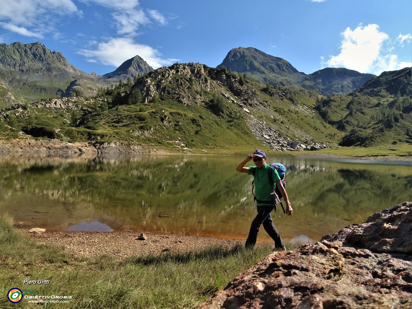 02 Lago Rotondo (1972 m) con vista verso il Pizzo del Diavolo.JPG